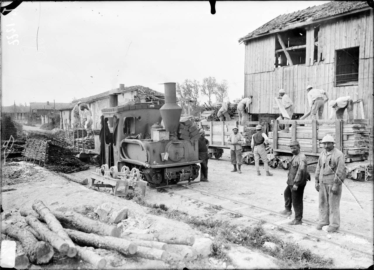 Virginy (Marne). Arrivée d'un train Decauville de ravitaillement en matériel de tranchée. Le déchargement des wagons. [légende d'origine]