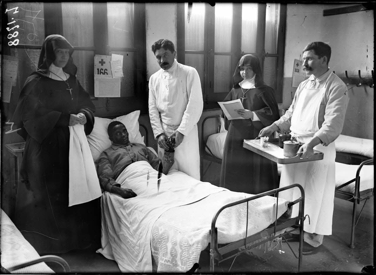 Marseille (Bouches-du-Rhône). Hôpital auxiliaire 223. Sénégalais. Le docteur Bonnafous. [légende d'origine]