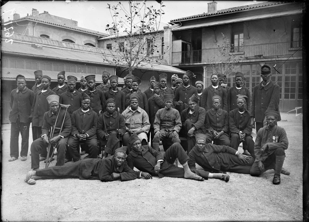 Marseille (Bouches-du-Rhône). Hôpital auxiliaire 223. Sénégalais. Groupe de convalescents. [légende d'origine]