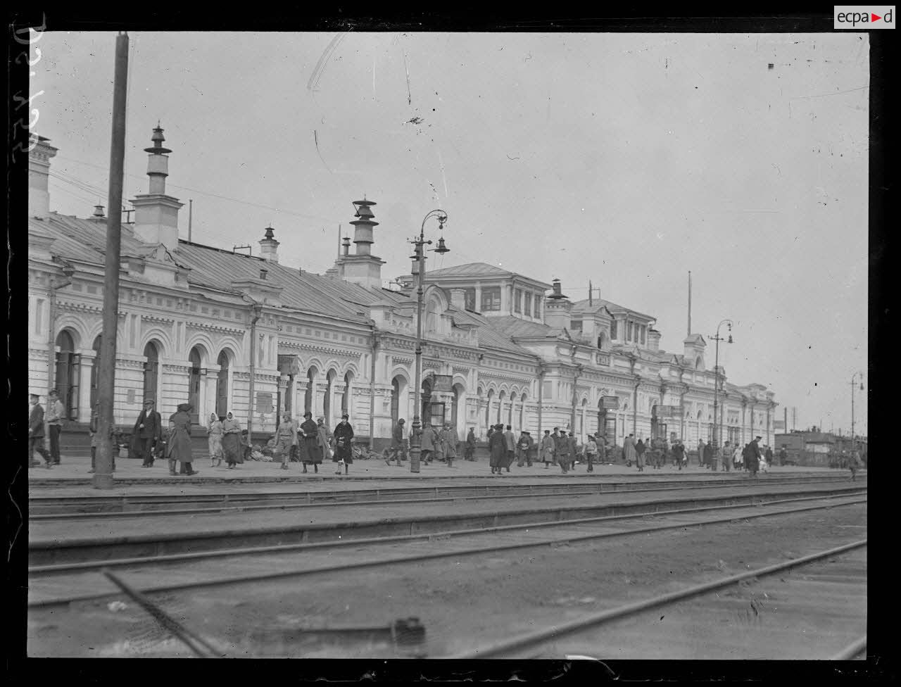 Omsk. Intérieur de la gare. [légende d'origine]