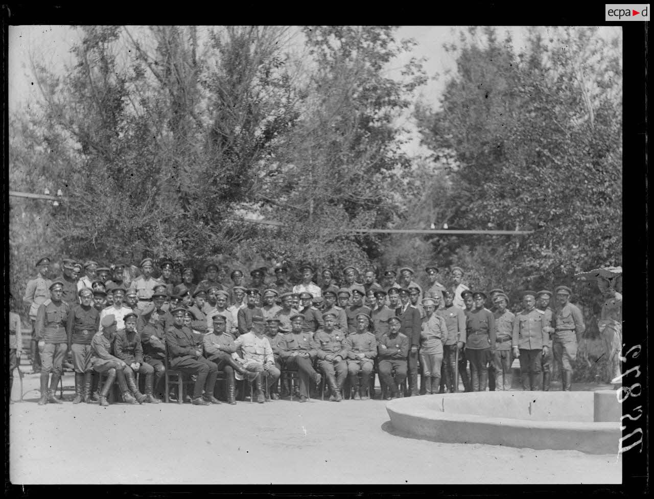 En Sibérie. Etat-major russe. [légende d'origine]