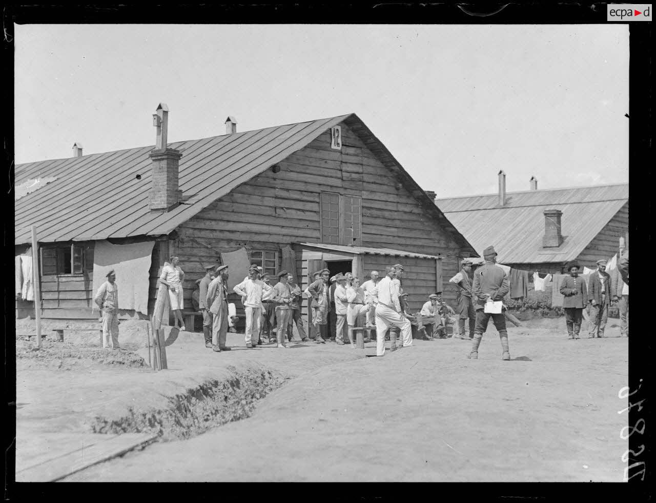 Sibérie. Camp de prisonniers à Barnaould. [légende d'origine]