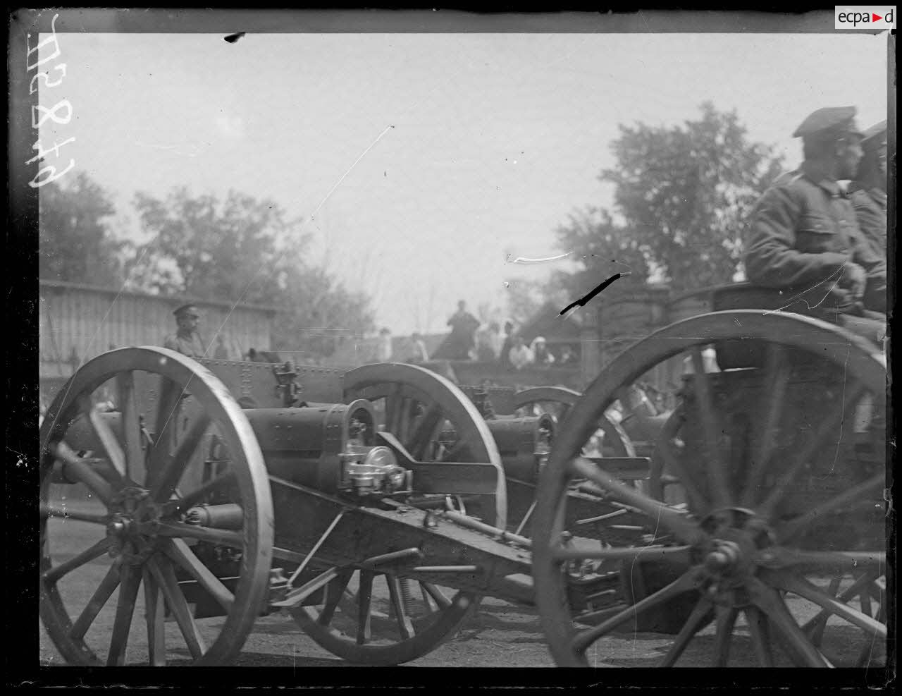 Sibérie. Canons russes fournis par les Anglais. [légende d'origine]