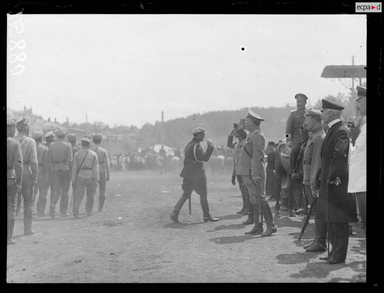 Sibérie. Barnaoul ; Revue des troupes russes. [légende d'origine]