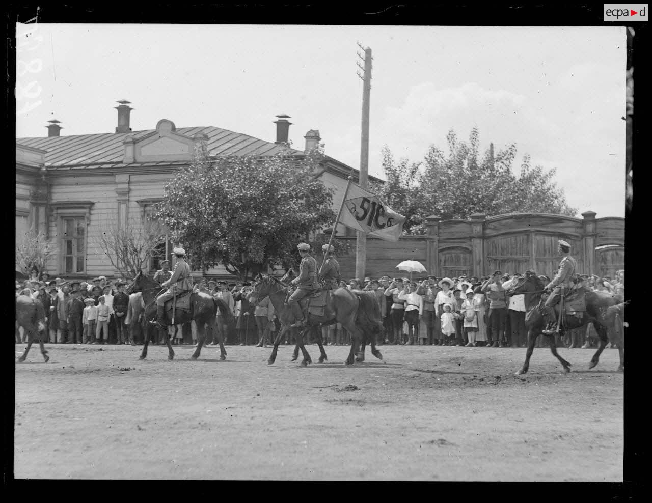 Sibérie. Barnaoul. Revue des troupes russes. [légende d'origine]