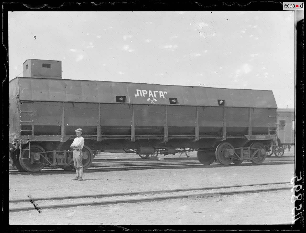 En Sibérie. Barnaould. Train blindé tchèque sur voie ferrée. [légende d'origine]