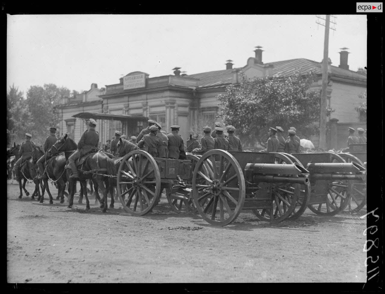 En Sibérie. Barnaoul. Défilé des troupes russes. [légende d'origine]