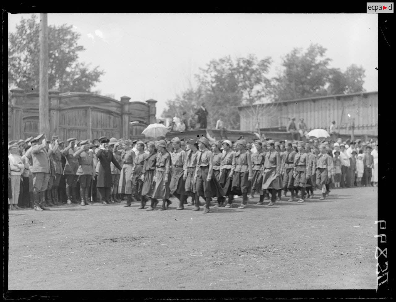 En Sibérie. Barnaoul. Femmes boy-scout en défilé. [légende d'origine]