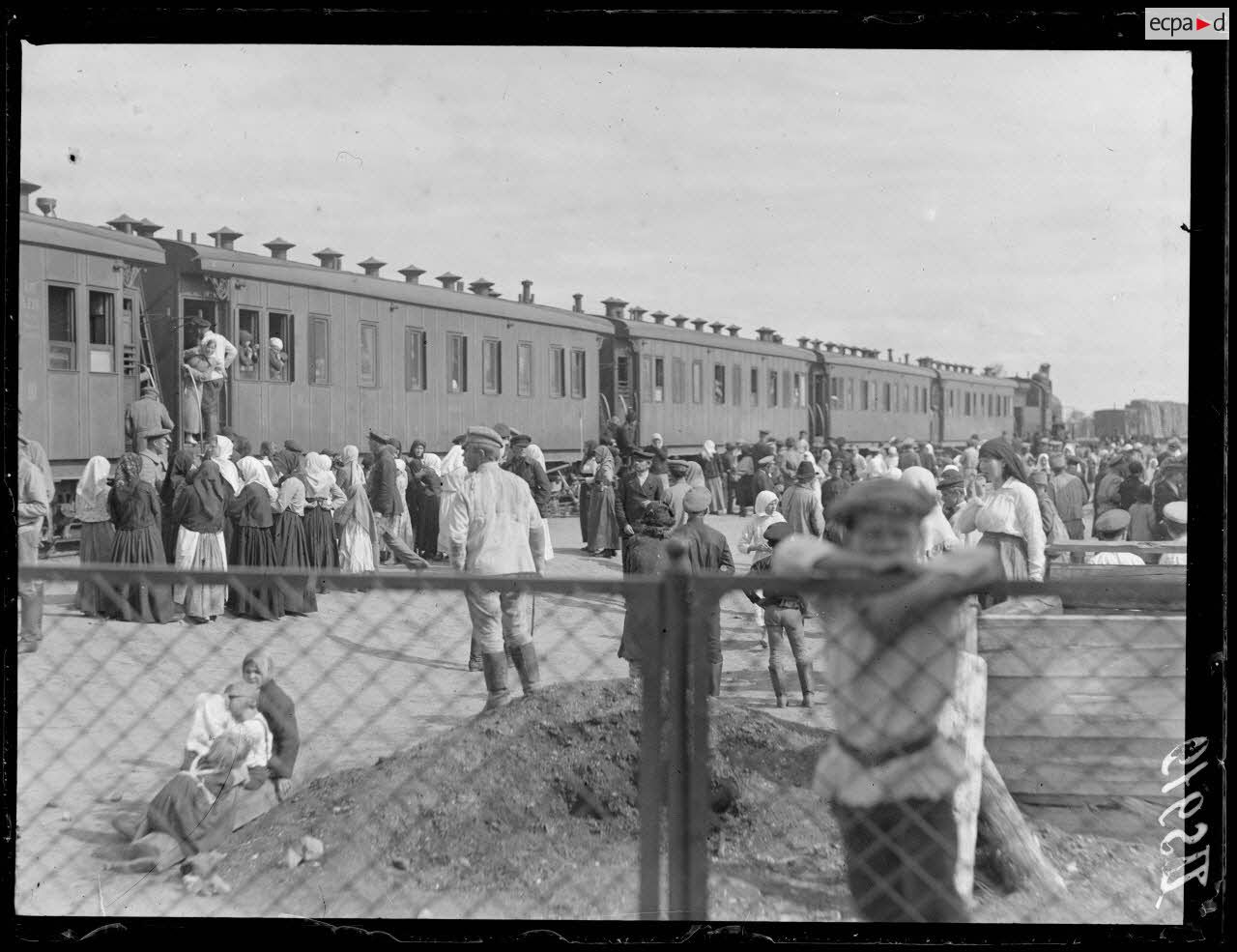 En Sibérie. Sur la ligne Novo Nikolaïef-Semipalatinsk. Une gare [légende d'origine]