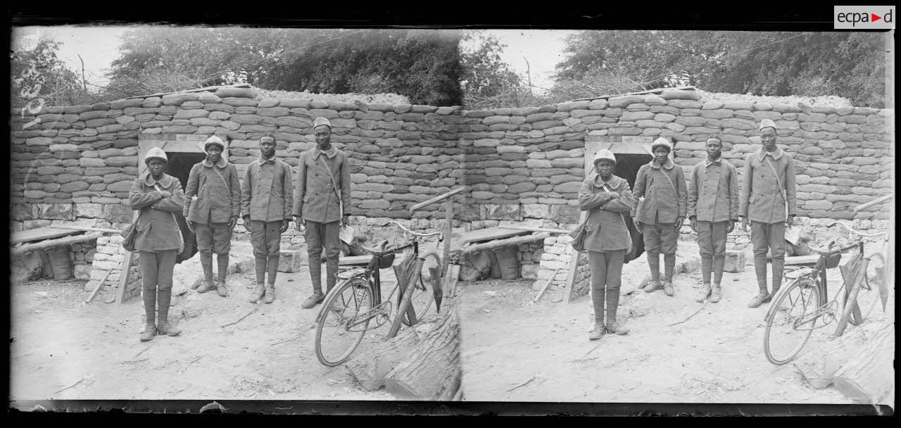 Attiche, Oise, sénégalais devant un abri de bombardement. [légende d'origine]