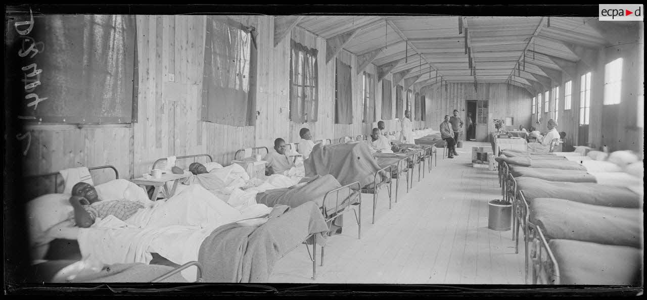 Ressons-sur-Martz, Oise, hôpital d'évacuation. Salle n°1 de malades. [légende d'origine]