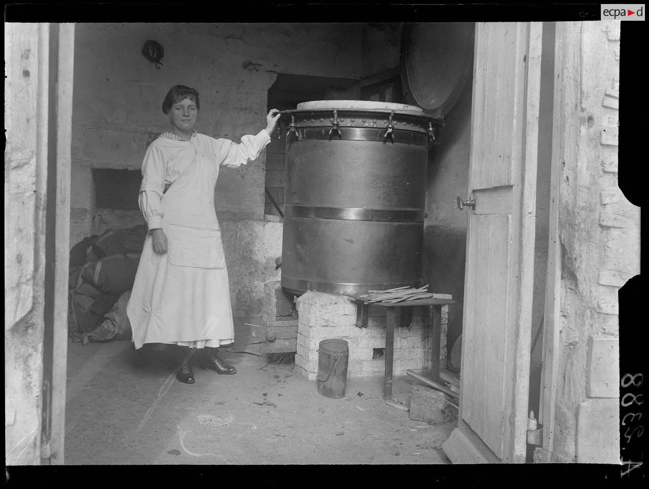 Troyes. Hôpital sanitaire n°8. La désinfection. [légende d'origine]