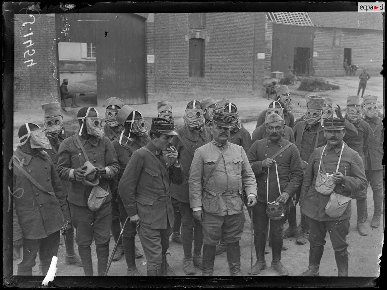 Proyart (Somme). Sénégalais essayant leurs masques contre les gaz.. [légende d'origine]