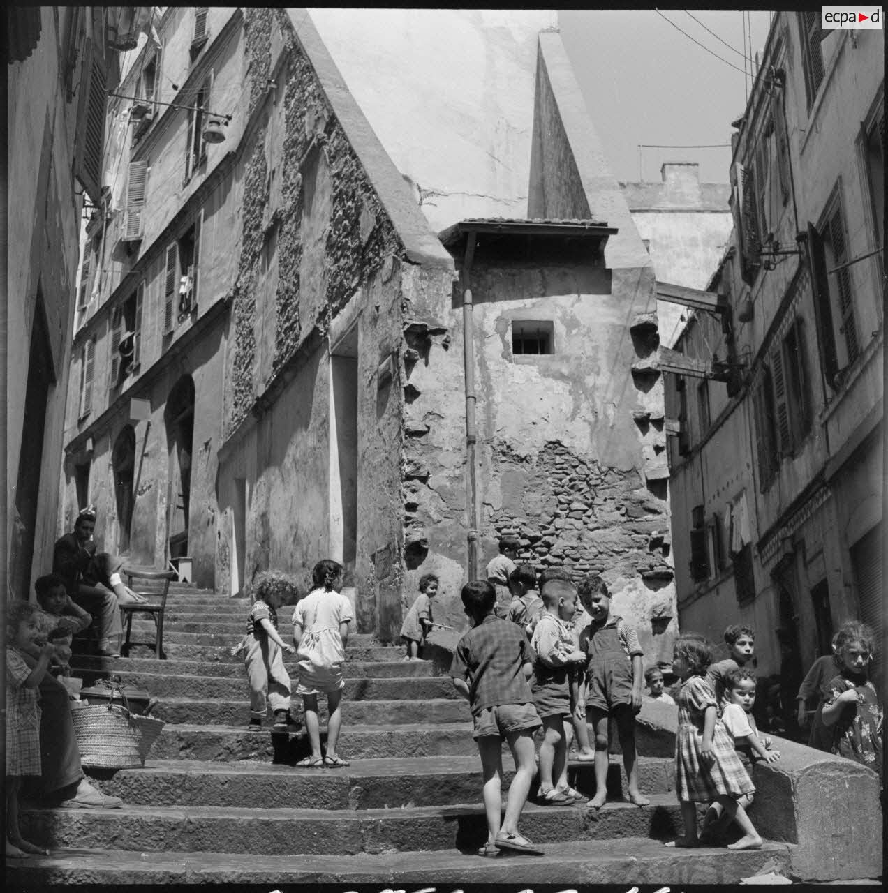 Les enfants du quartier de la Casbah jouant dans la rue.