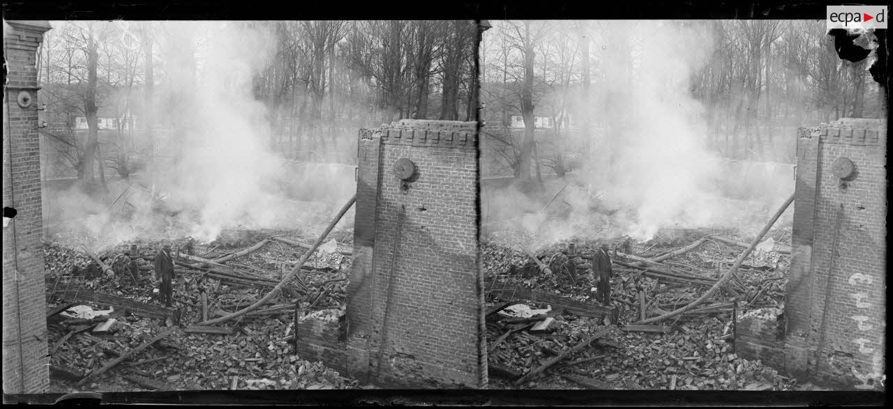 Amiens, les usines Saint-Frères incendiées. [légende d'origine]