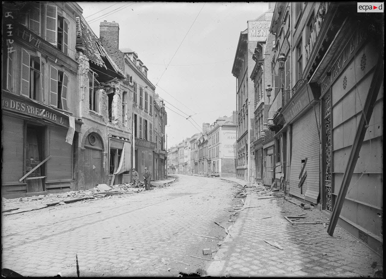 Amiens, un aspect de la rue des Sergents. [légende d'origine]