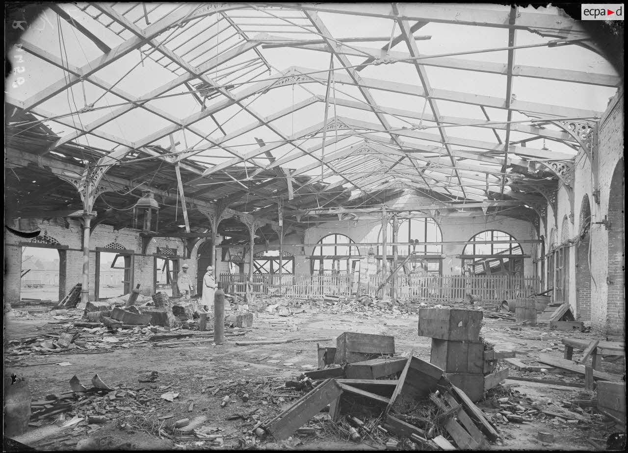 Amiens, la gare des marchandises. Un magasin éventré et incendié par un obus. [légende d'origine]