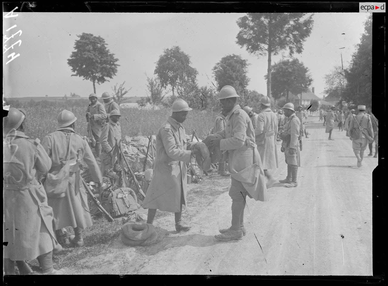 Soudé Ste Croix (Marne). Troupes noires à l'instruction. Pendant la grande halte. Distribution de pain. [légende d'origine]