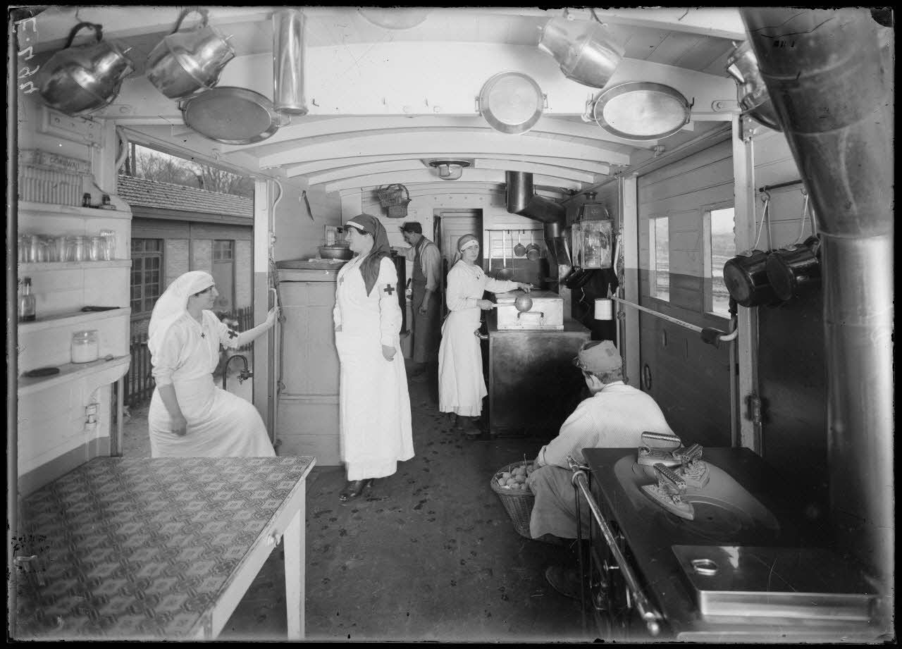 Verdun, Meuse, oeuvre du train des blessés. Les cantines de la Presse. Wagon cantine n°9. [légende d'origine]