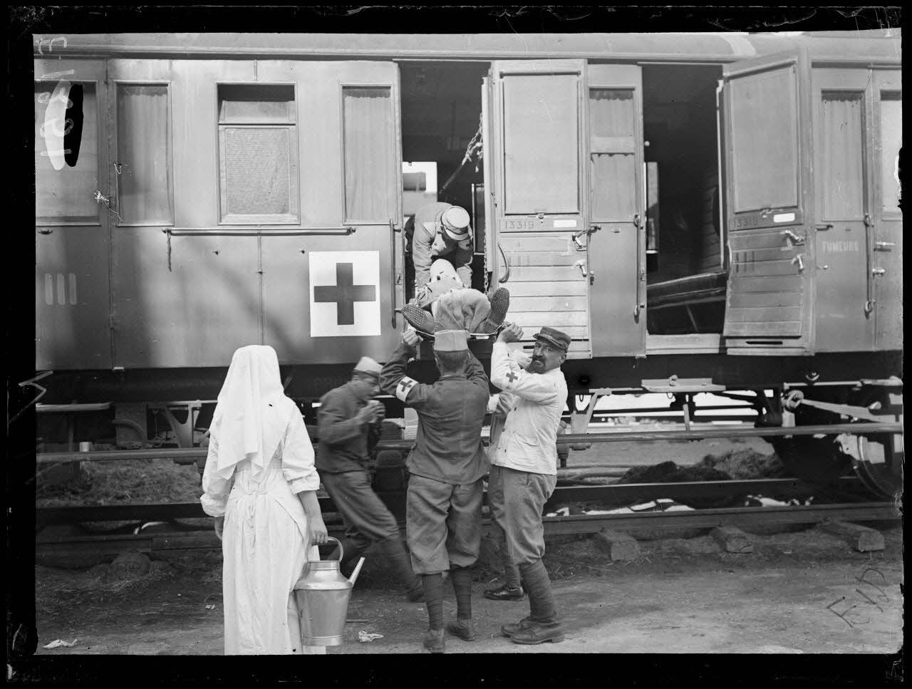 Toulon. Blessé porté dans un train sanitaire. 1-8-16. [légende d'origine]