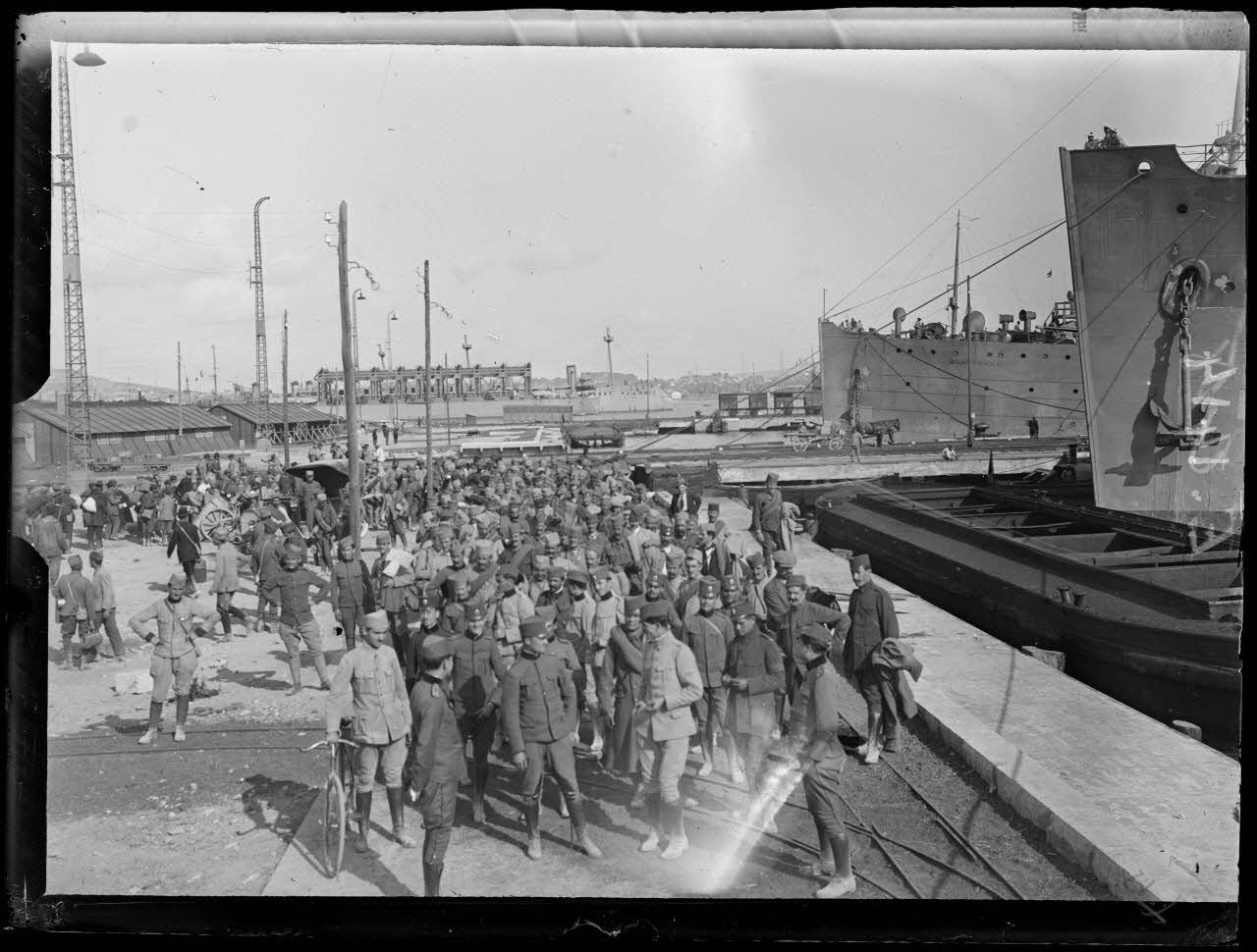 Toulon. Embarquement de Serbes pour Salonique. 27-9-16. [légende d'origine]