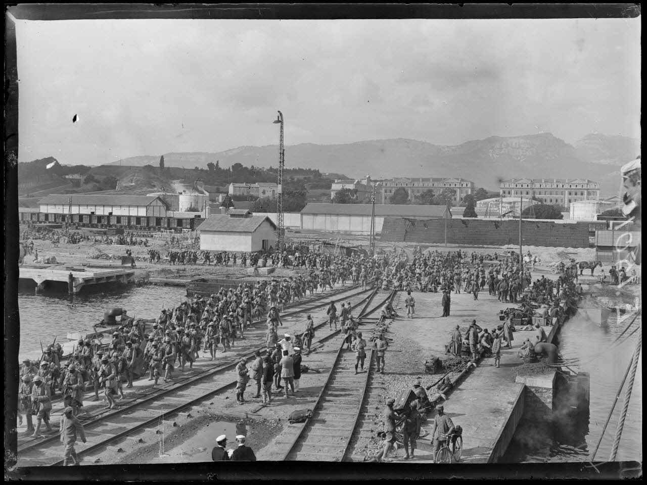 Toulon. Troupes noires s'embarquant sur le Burdigala. [légende d'origine]