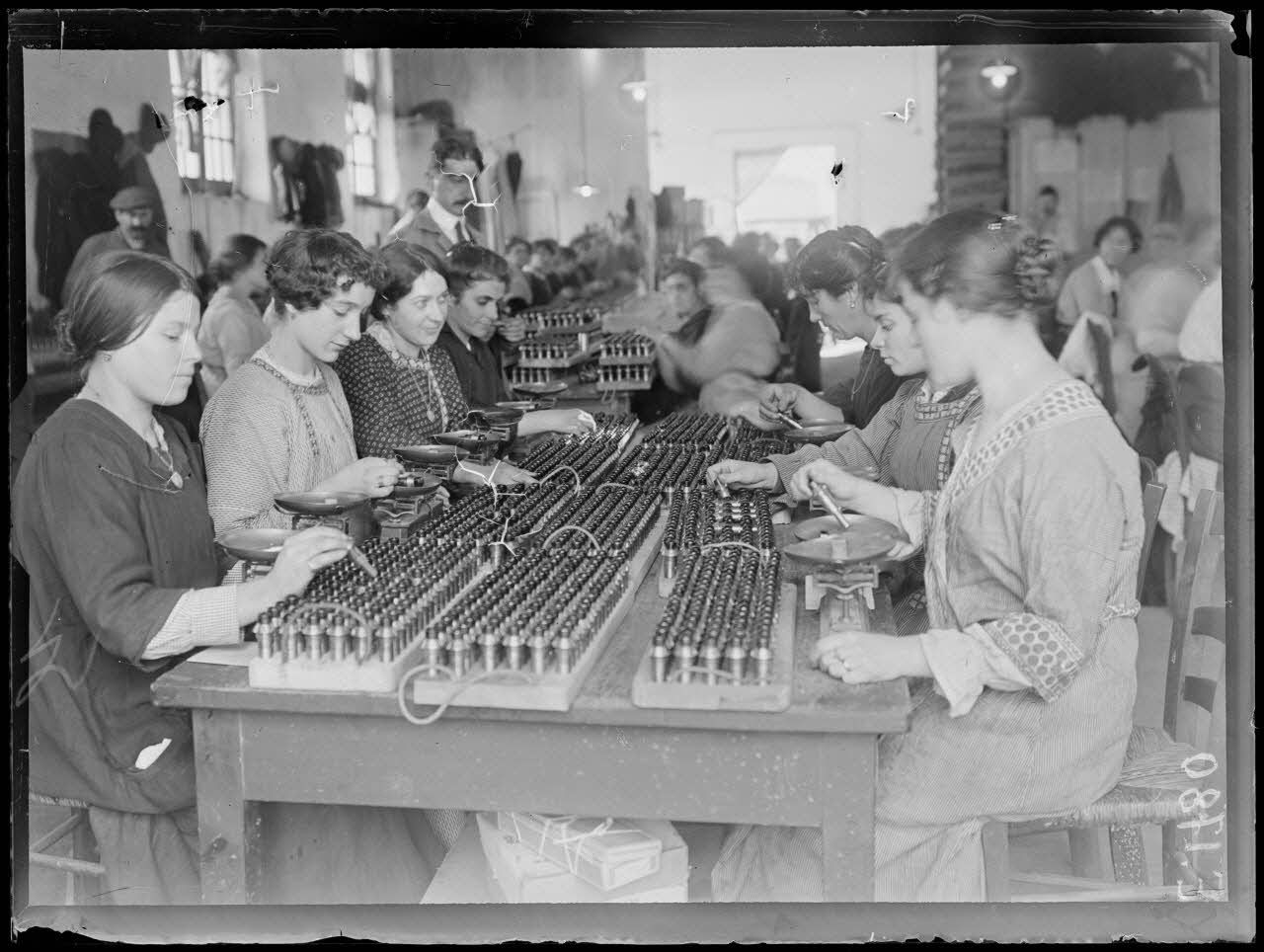 Pyrotechnie de Toulon. Atelier 19. Pesage de la fusée. [légende d'origine]