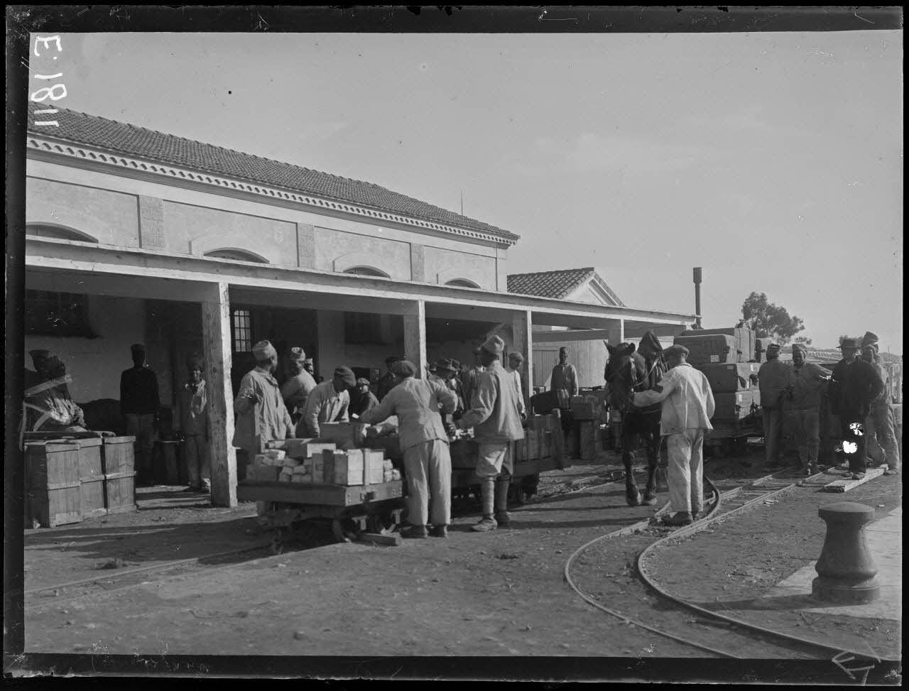 Pyrotechnie de Toulon. Atelier 10. Réception des matières premières. [légende d'origine]