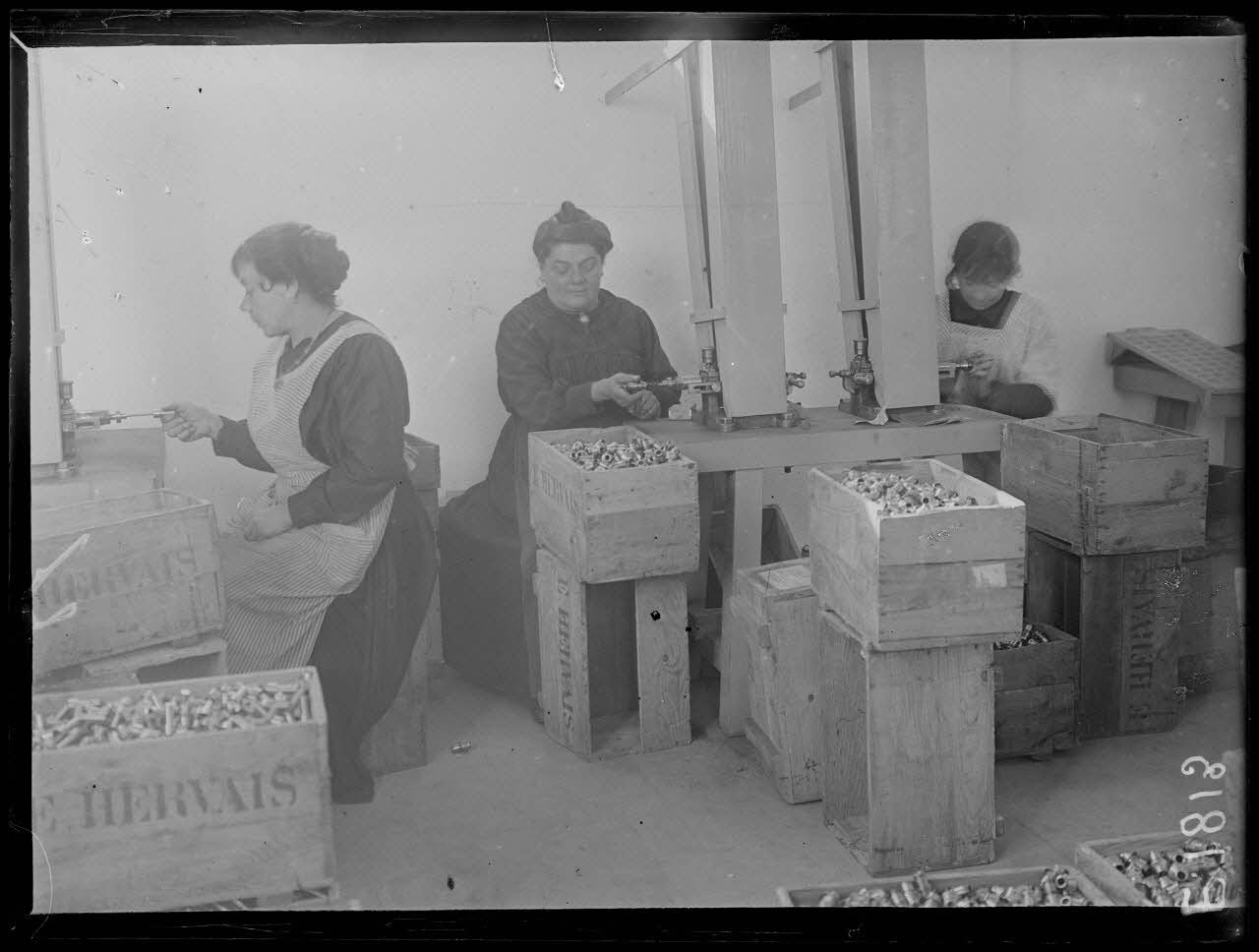 Pyrotechnie de Toulon. Atelier 7 bis. Nettoyage du corps de la fusée 1. [légende d'origine]