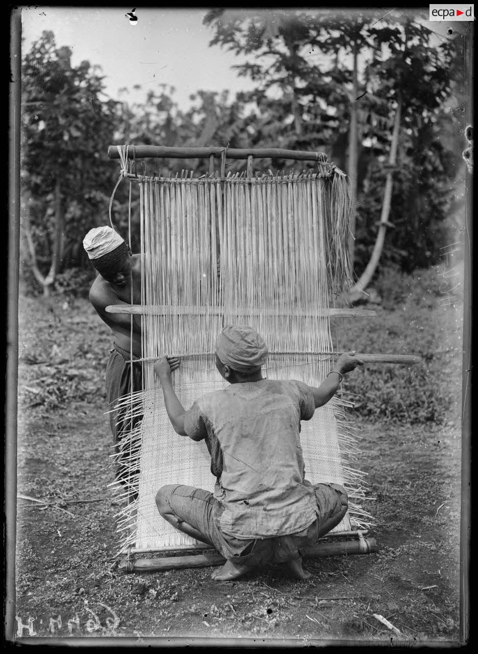 Djombé. Indigènes Banums tissant des nattes. [légende d'origine]