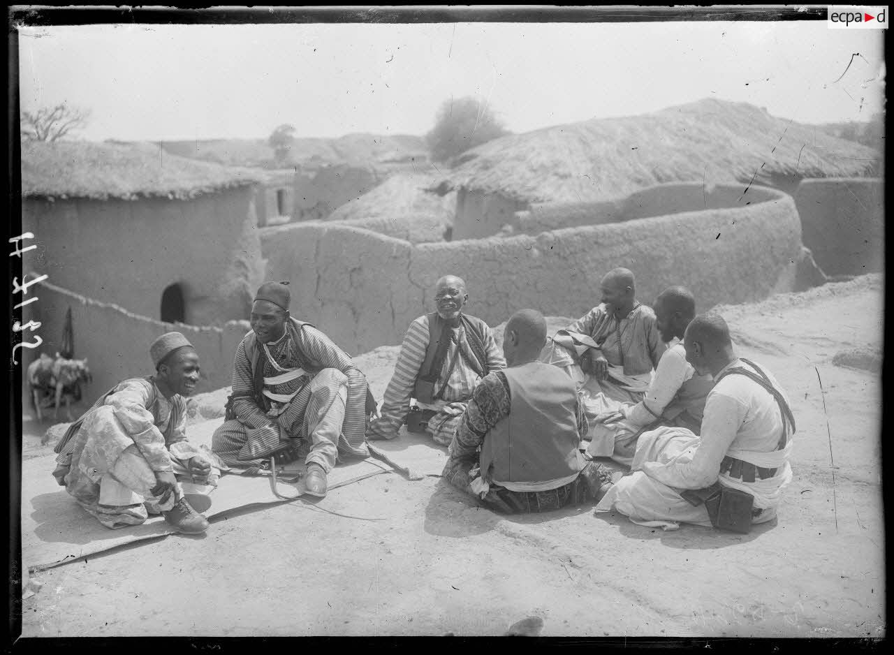 Karnak-Logone. Le sultan et ses conseillers sur la terrasse de sa maison. [légende d'origine]