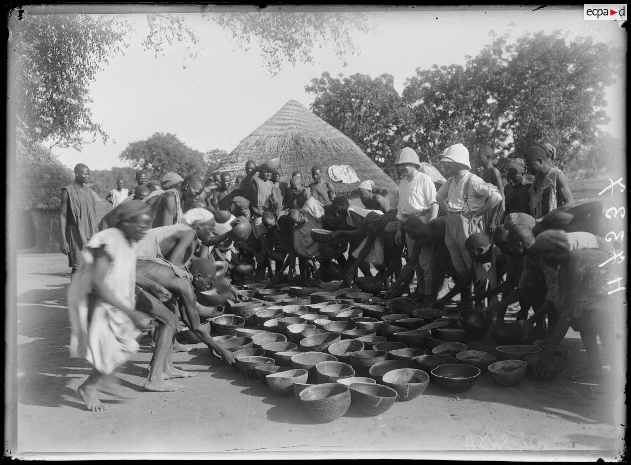 Piste de Garoua à Tschamba. Kalgé. Distribution de vivres aux porteurs. [légende d'origine]