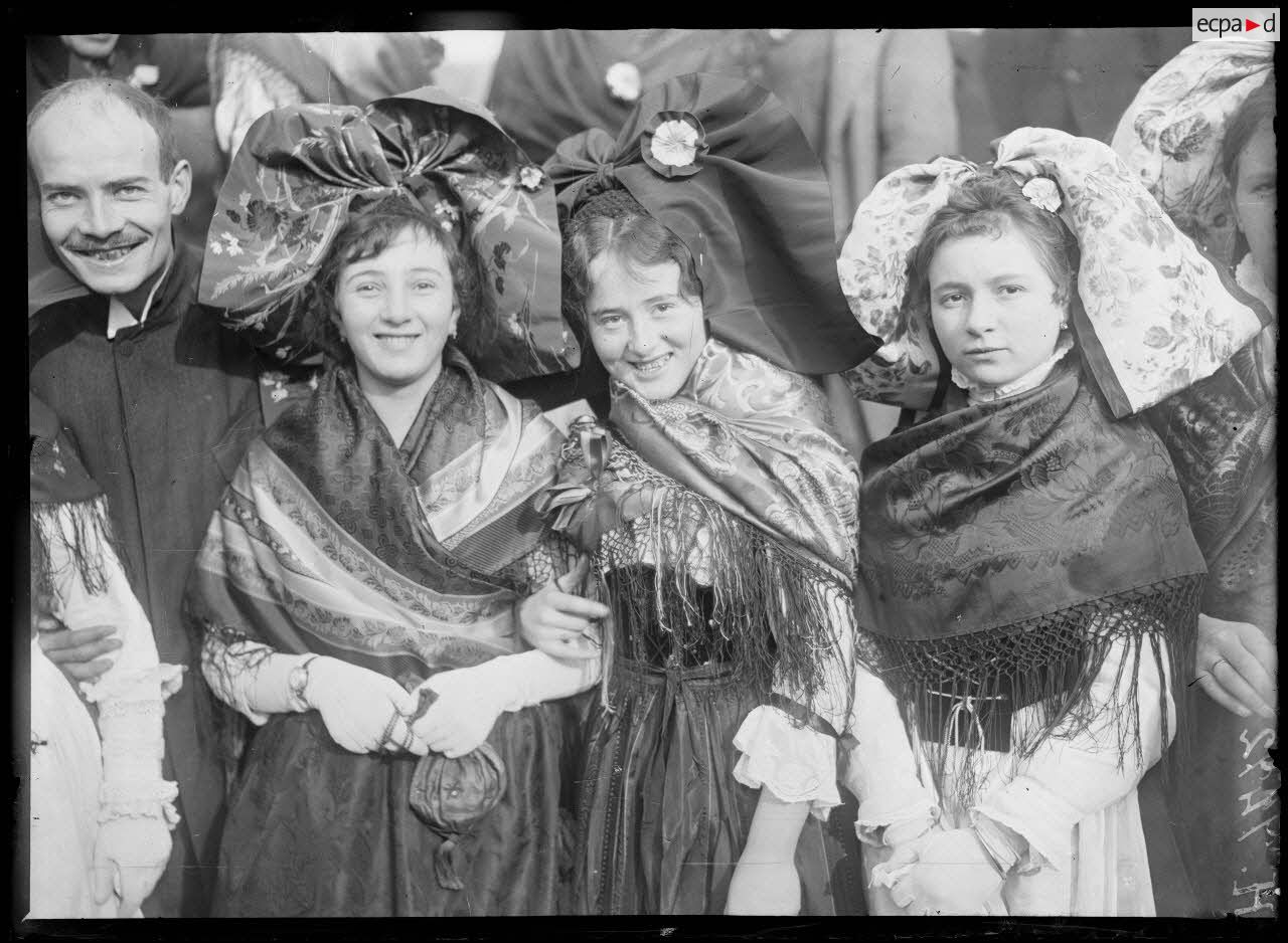 Strasbourg. Costumes d'alsaciennes assistant à la fête. [légende d'origine]