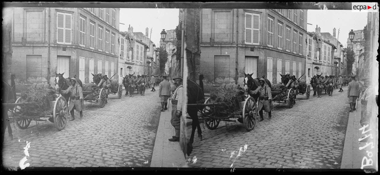 Soissons, passage d'un régiment colonial. [légende d'origine]