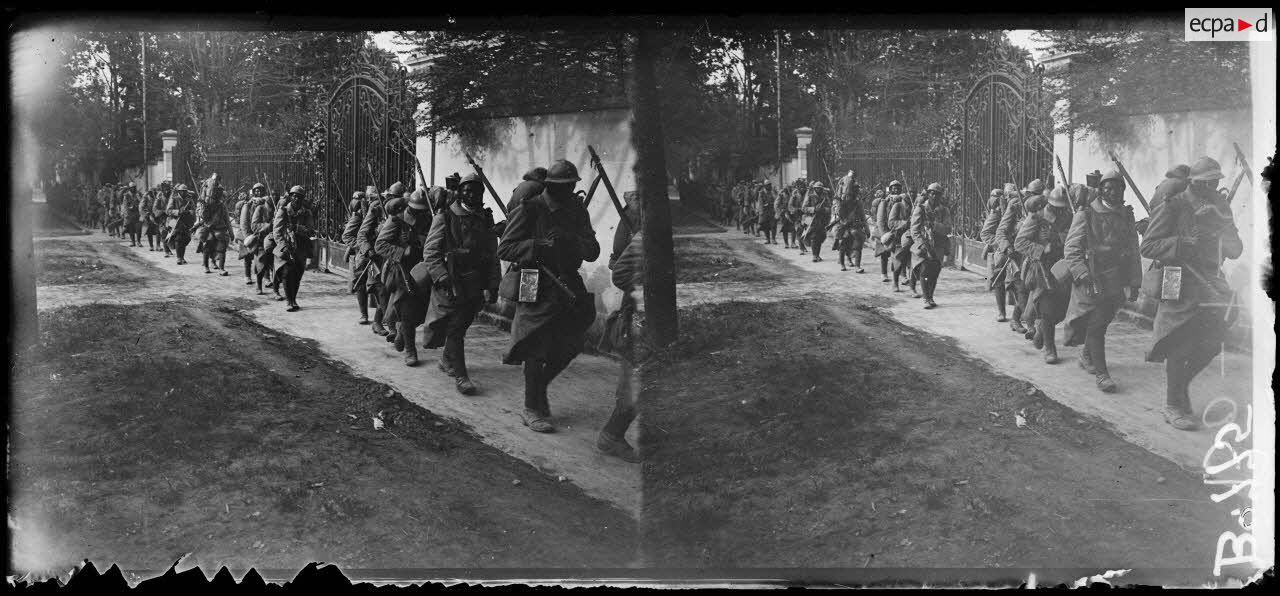 Soissons, passage d'un régiment colonial. [légende d'origine]