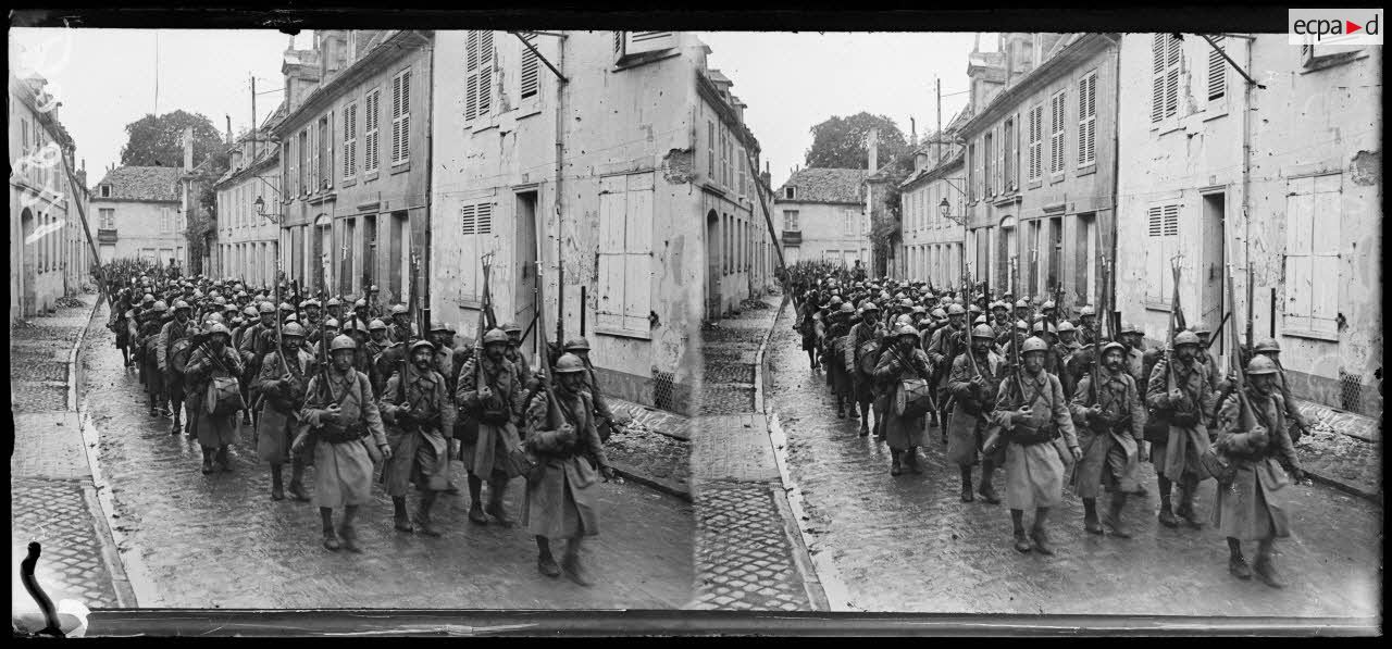 Soissons, défilé du 17e de ligne. [légende d'origine]