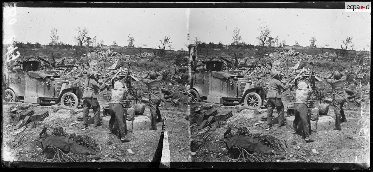 Chavonne, auto-mitrailleuse dans les ruines, un tir contre-avions ennemis. [légende d'origine]