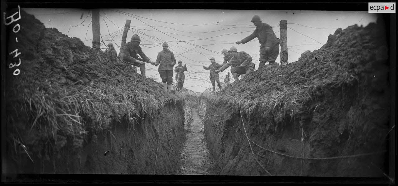 Près de la ferme Moufflaye (au dessus de Vic-sur-Aisne). Pose de fils barbelés sur un boyau donnant accès aux 1res lignes. [légende d'origine]