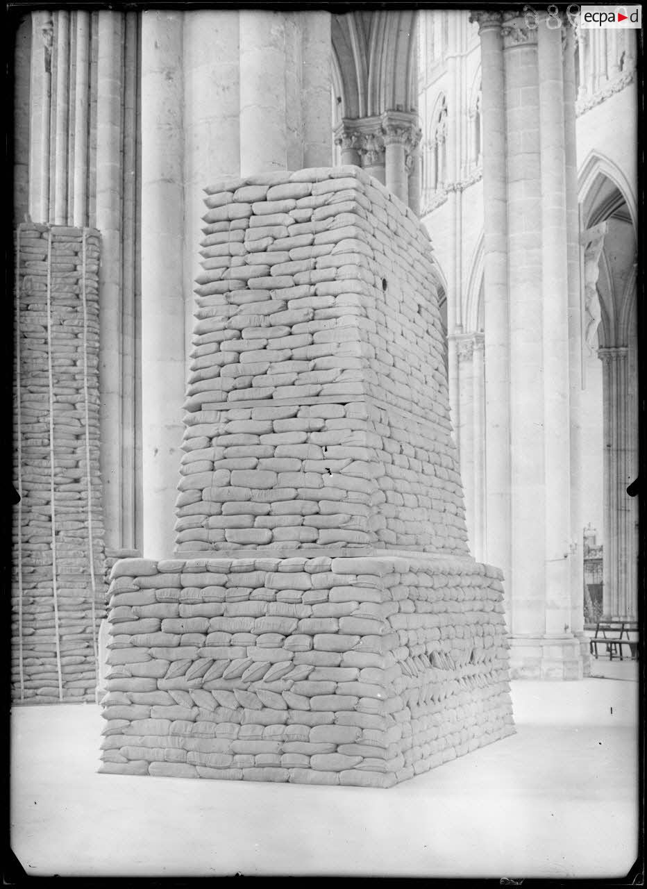 Amiens. Cathédrale d'Amiens. Coffrage d'oeuvres d'art par le service du front nord. [légende d'origine]