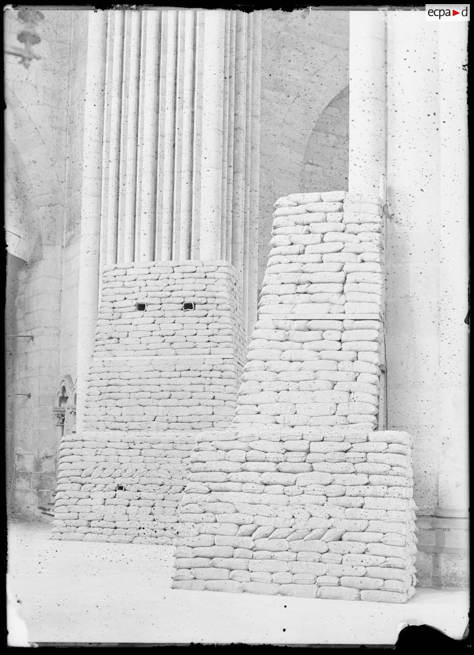 Amiens. Cathédrale d'Amiens. Coffrage d'oeuvres d'art par le service du front nord. [légende d'origine]