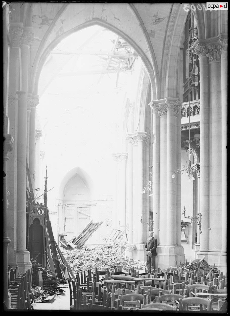 Amiens, Somme, église Saint-Martin après le bombardement. [légende d'origine]