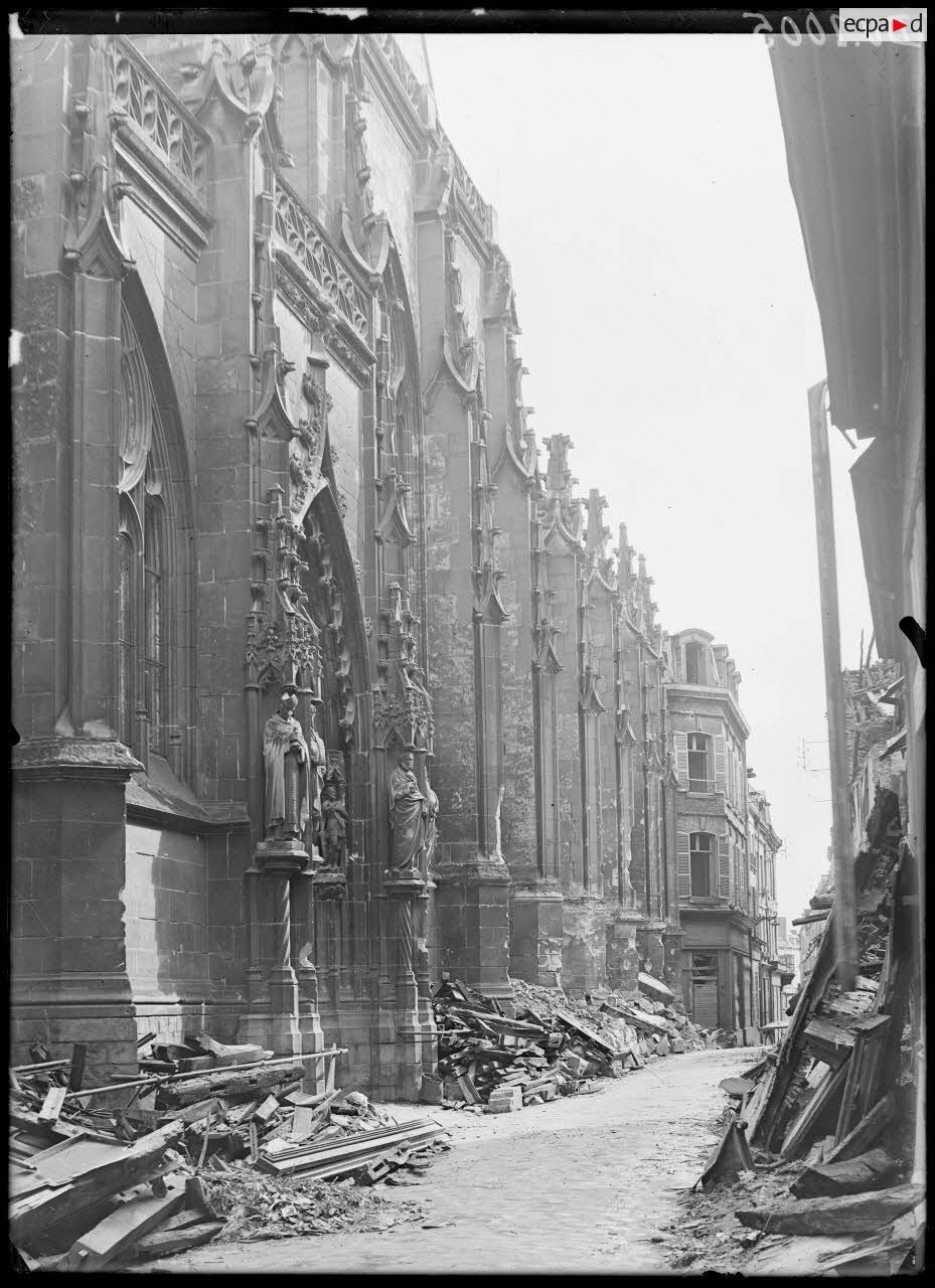 Amiens, Somme, église Saint-Germain après le bombardement. [légende d'origine]