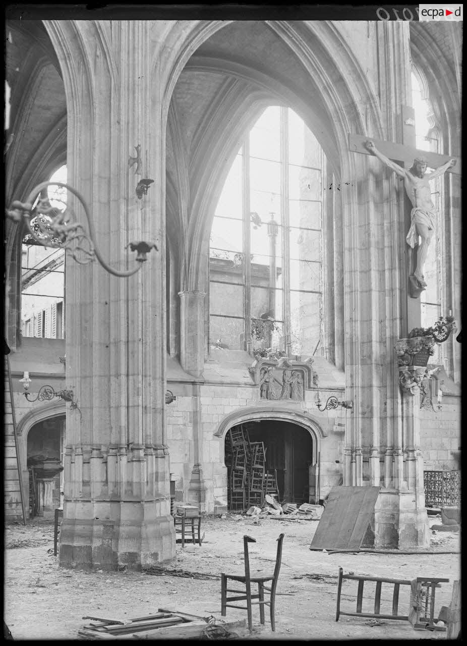 Amiens, Somme, église Saint-Germain après le bombardement. [légende d'origine]