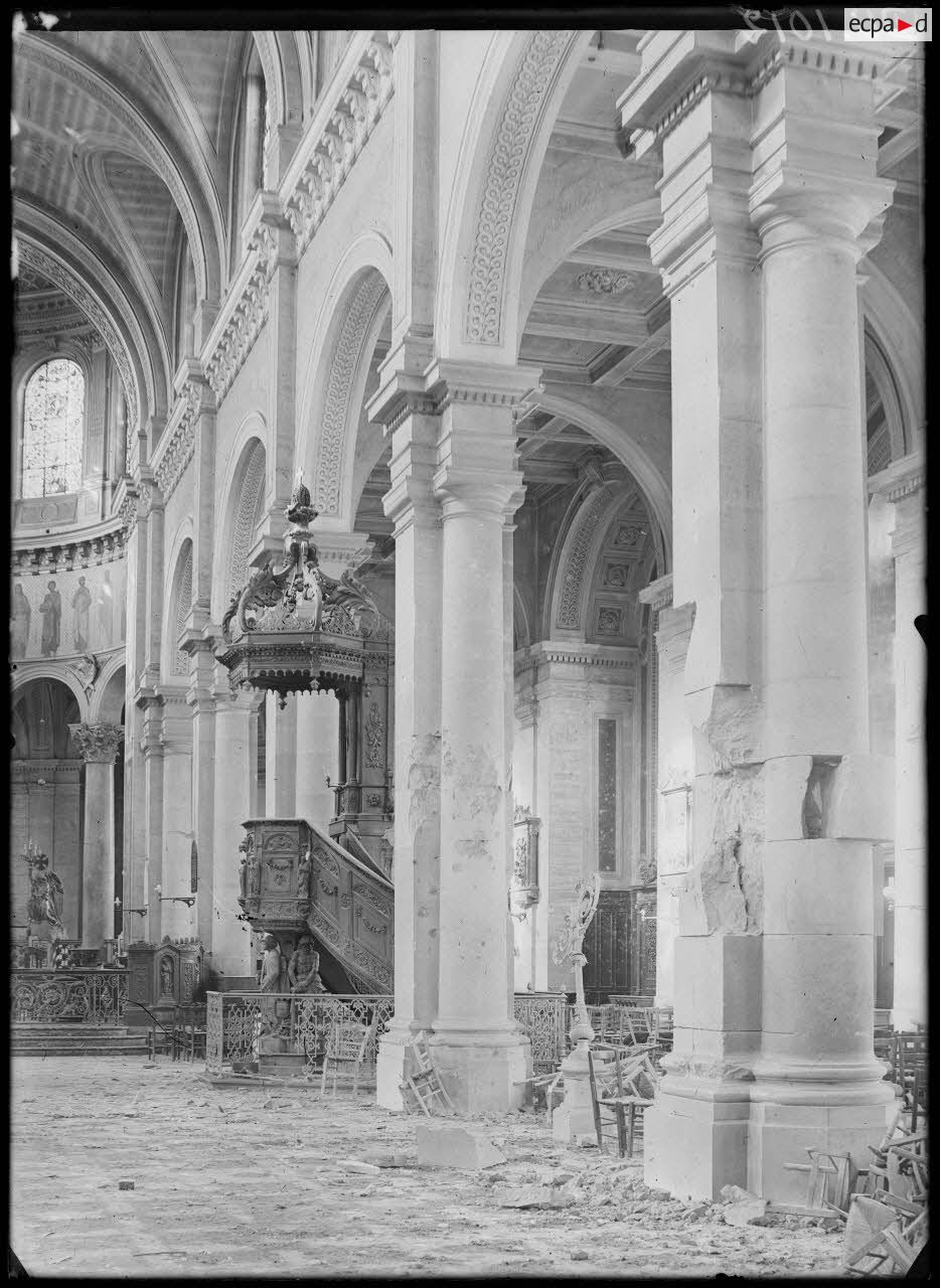 Amiens, Somme, église Saint-Rémi après le bombardement. [légende d'origine]