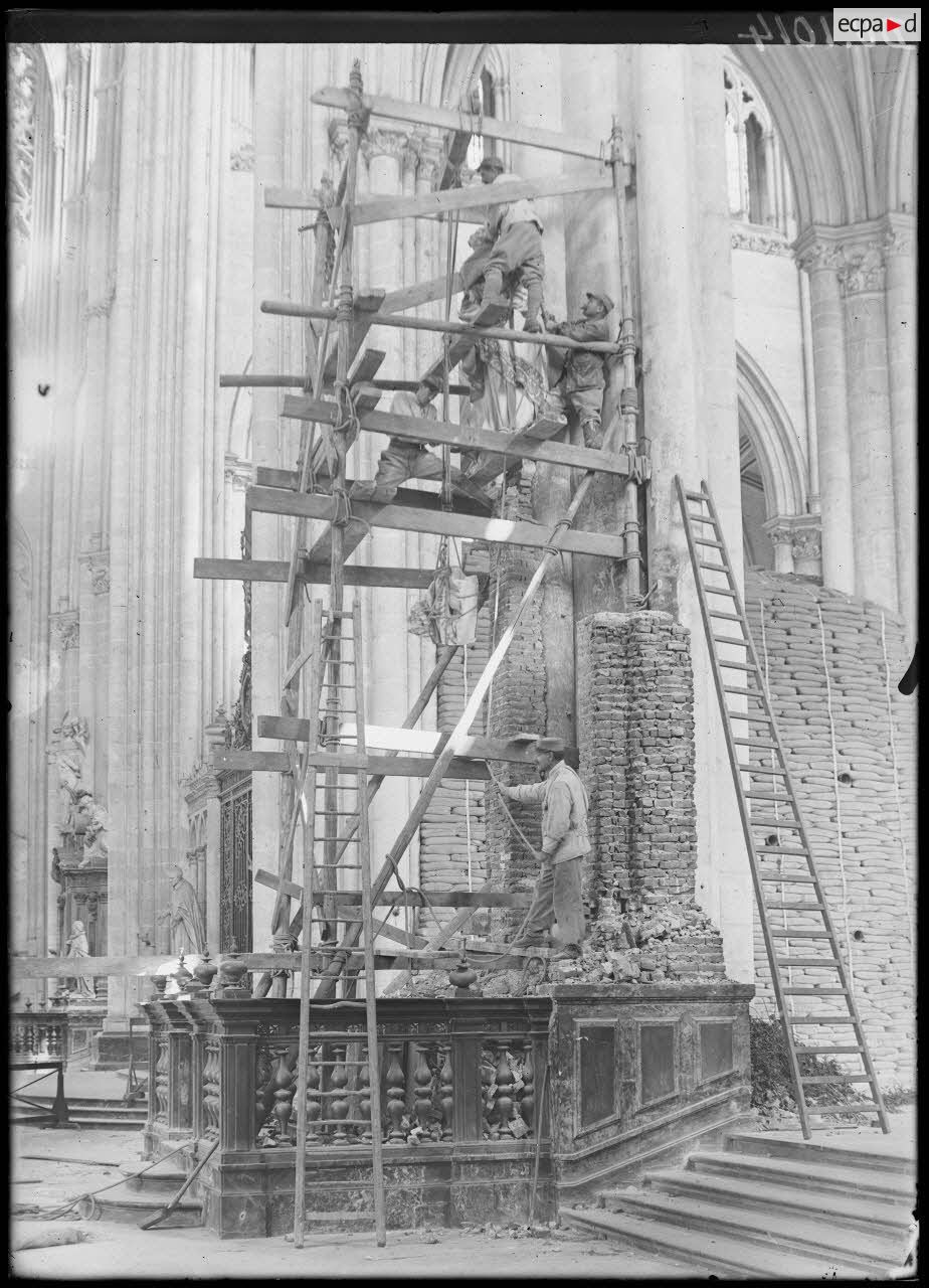 Amiens, Somme, église Saint-Rémi après le bombardement. [légende d'origine]