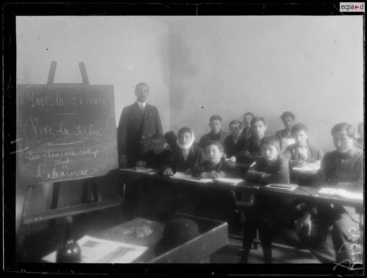 Libourne, Gironde, dépôt d'internés. Ecole des réfugiés serbes. [légende d'origine]