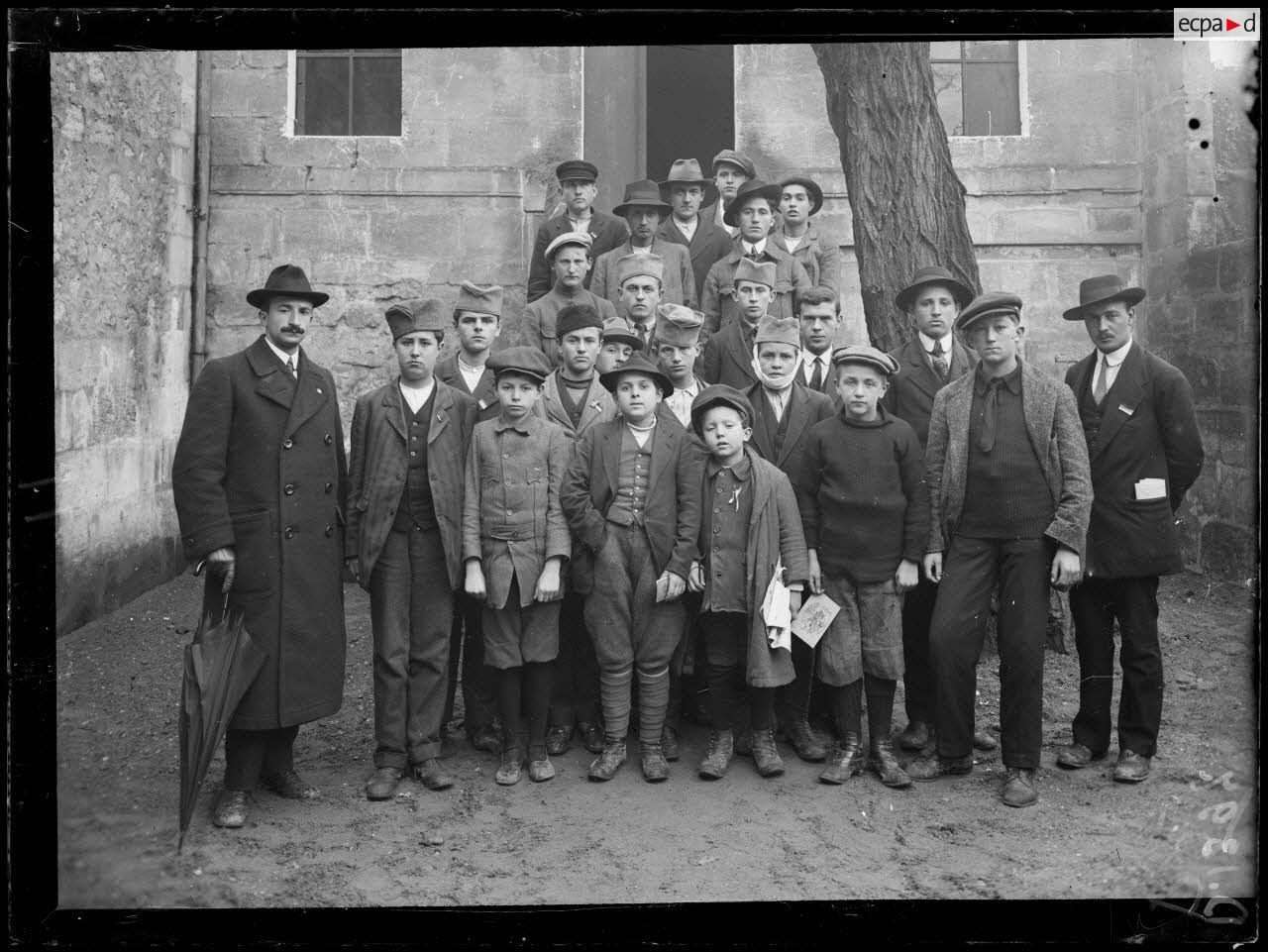 Libourne, Gironde, dépôt d'internés. Groupe de jeunes réfugiés serbes avec leur professeur. [légende d'origine]