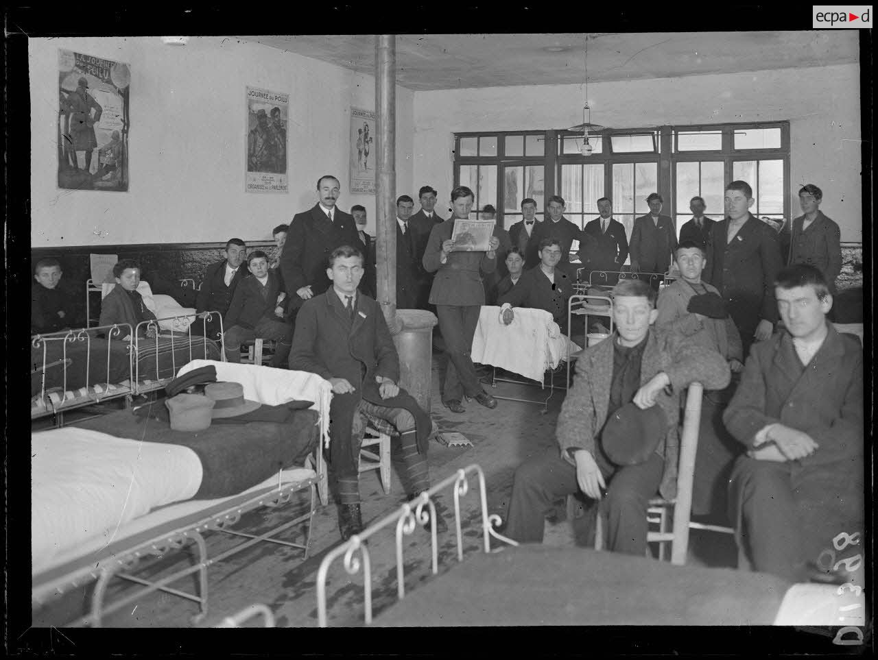 Libourne, Gironde, dépôt d'internés. Jeunes serbes réfugiés, le dortoir. [légende d'origine]