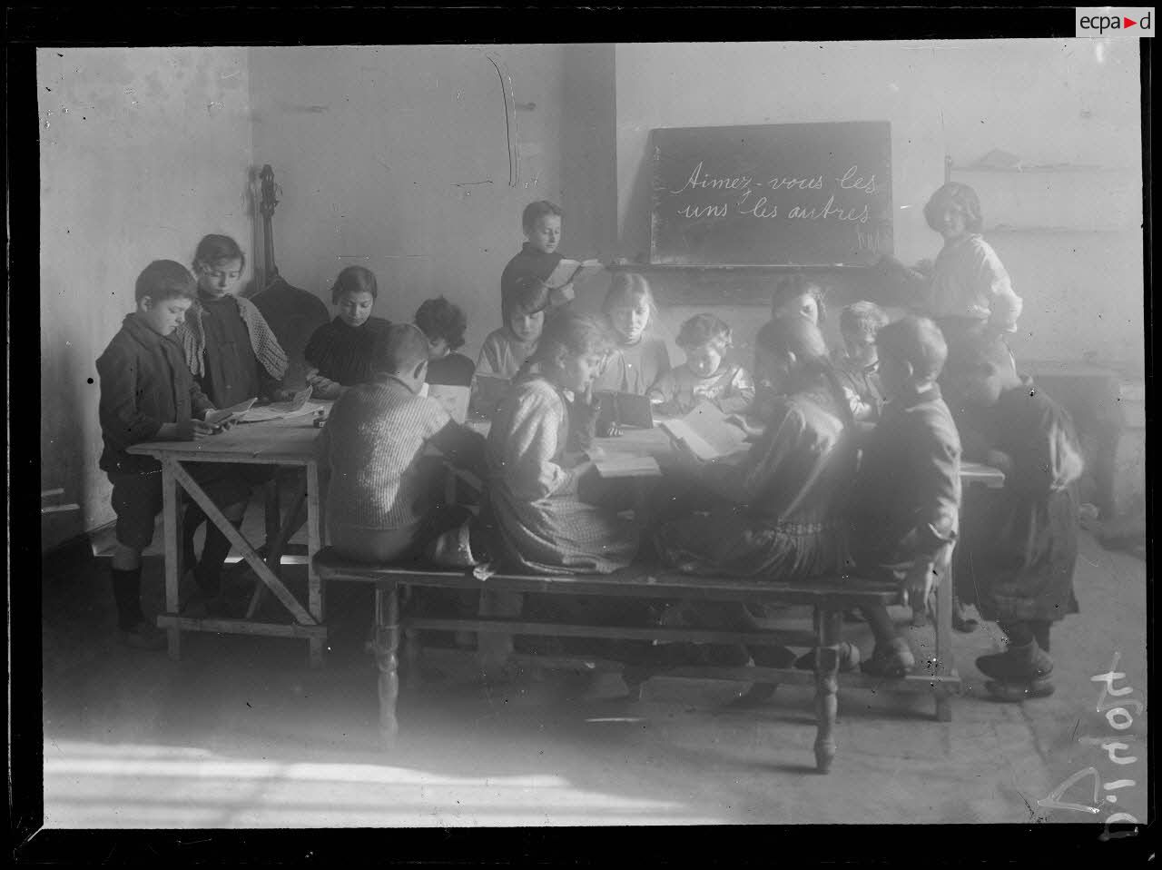 Bergerac, Dordogne, camp d'internés à l'ancienne usine Mermot. La classe. [légende d'origine]