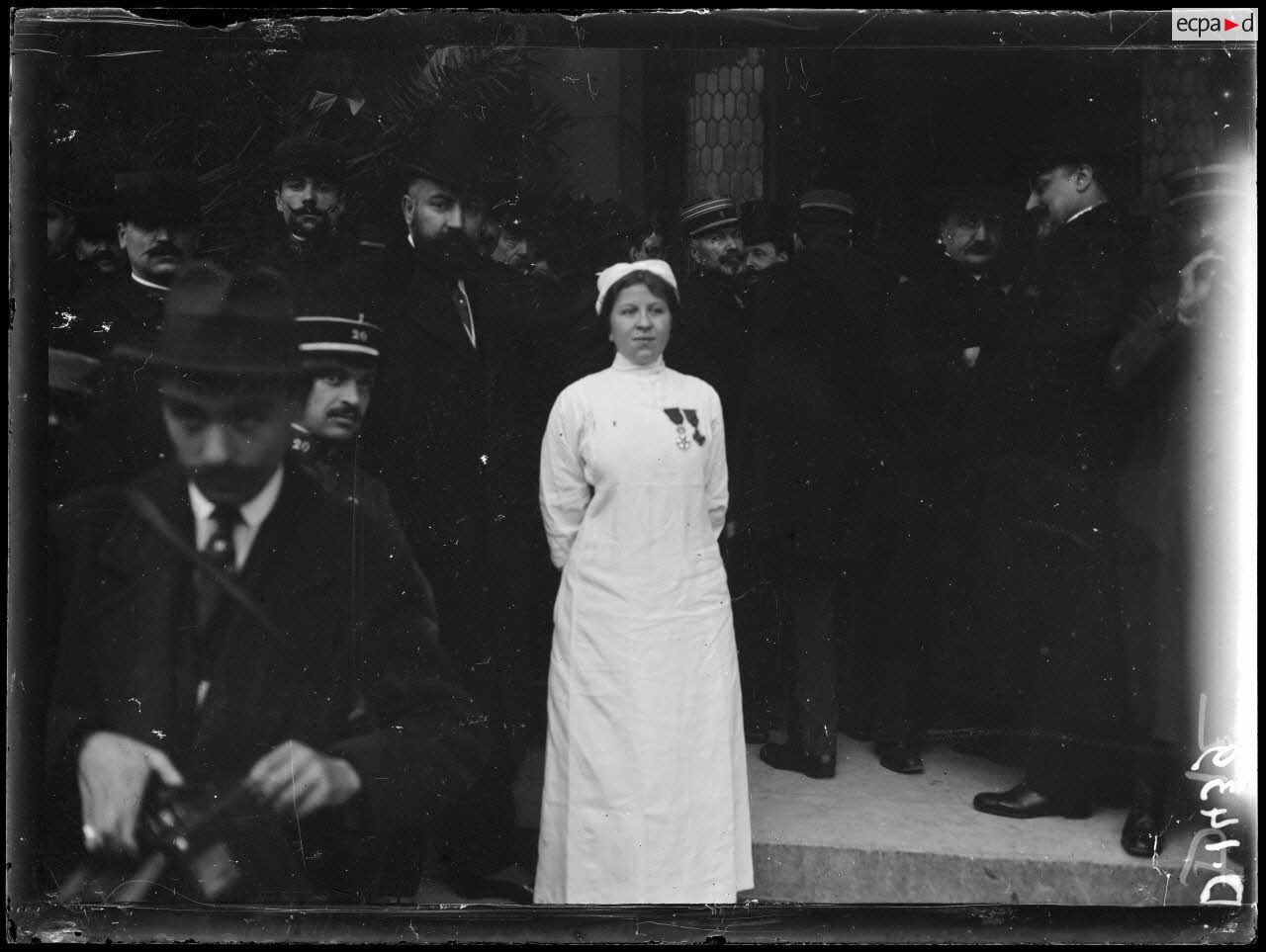 Fête de la Croix de Guerre au Trocadéro. Madame X, décorée de la Croix de guerre et de la Légion d'honneur. [légende d'origine]